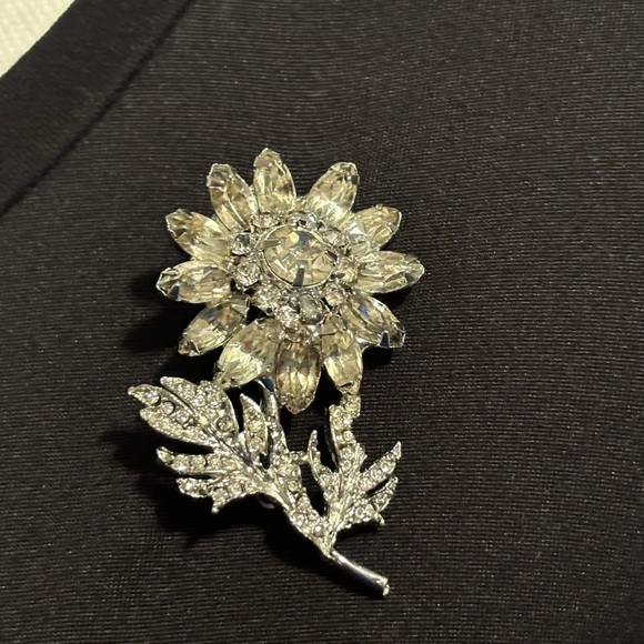 Unsigned Vintage Silver tone flower Brooch with Rhinestones - Picture 16 of 16